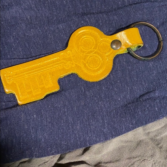 Vintage leather skeleton key keychain - Picture 4 of 5